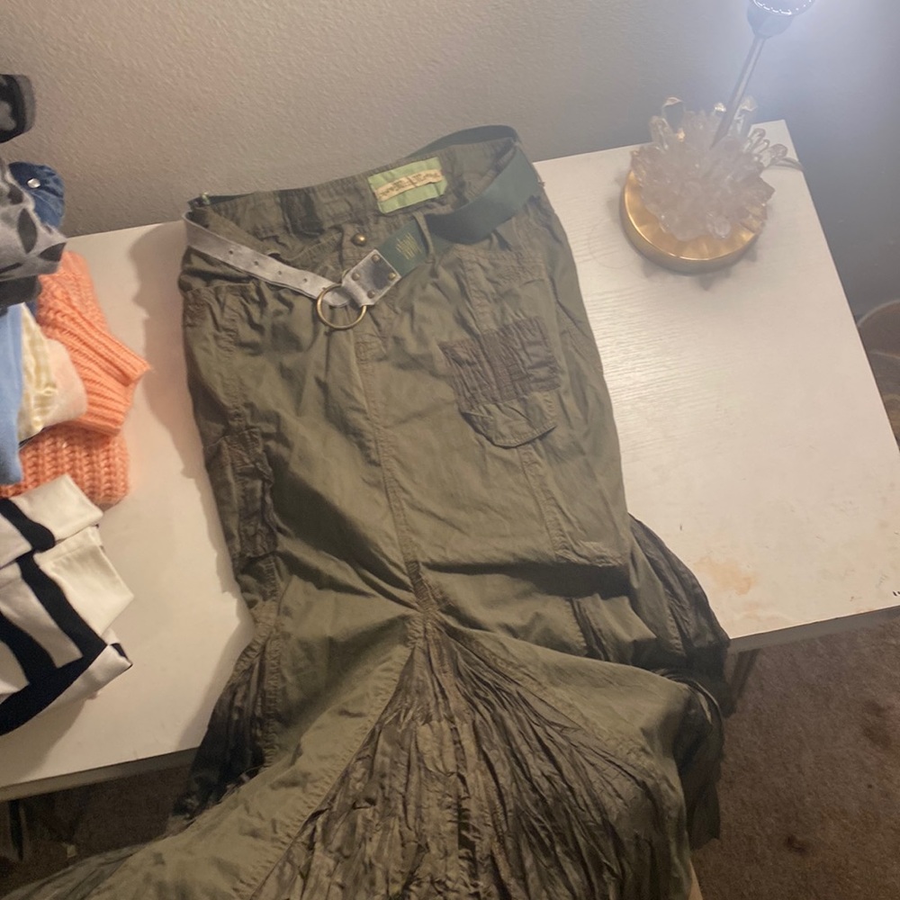 Super cute long dark green skirt, very grunge.